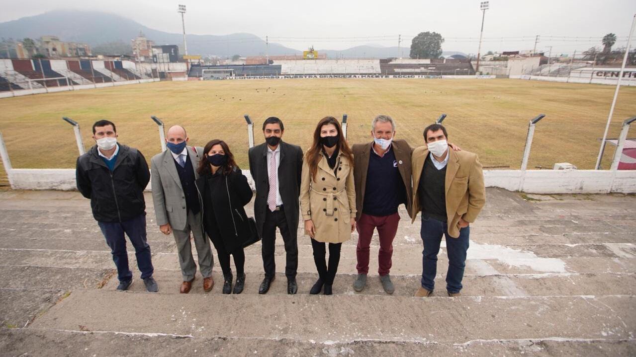Dirigentes del club con la intendenta Romero