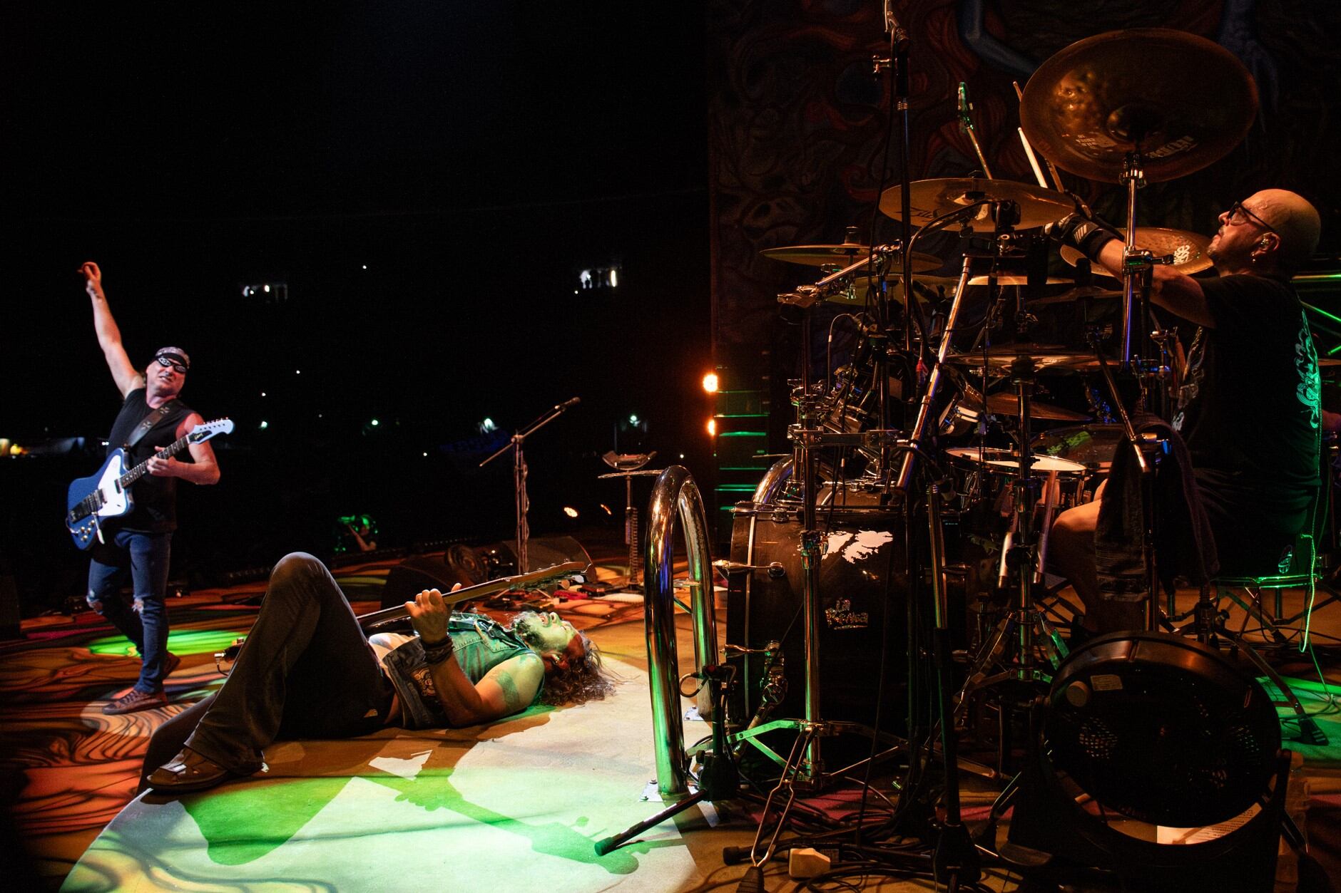 El grupo se sumó a los brincos con "El que no salta votó a Milei", y se vieron muchas banderas alusivas, como la ya clásica del "gatito mimoso"