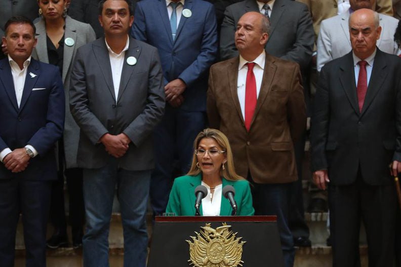 Jeanine Añez pidió la renuncia de su gabinete "para garantizar institucionalidad" en Bolivia.  