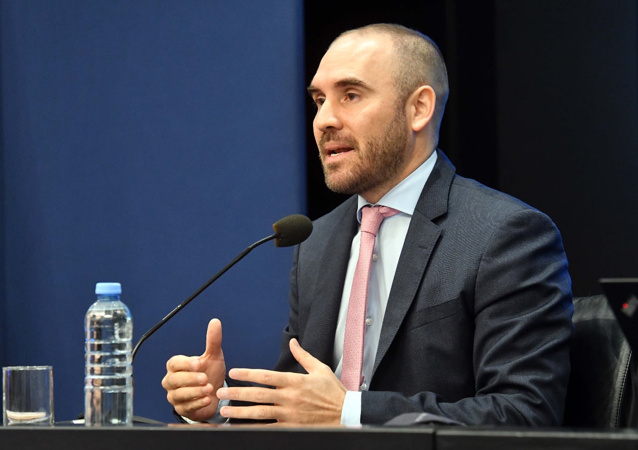 Guzmán busca fondear bonos a jubilados e informales con el nuevo impuesto.