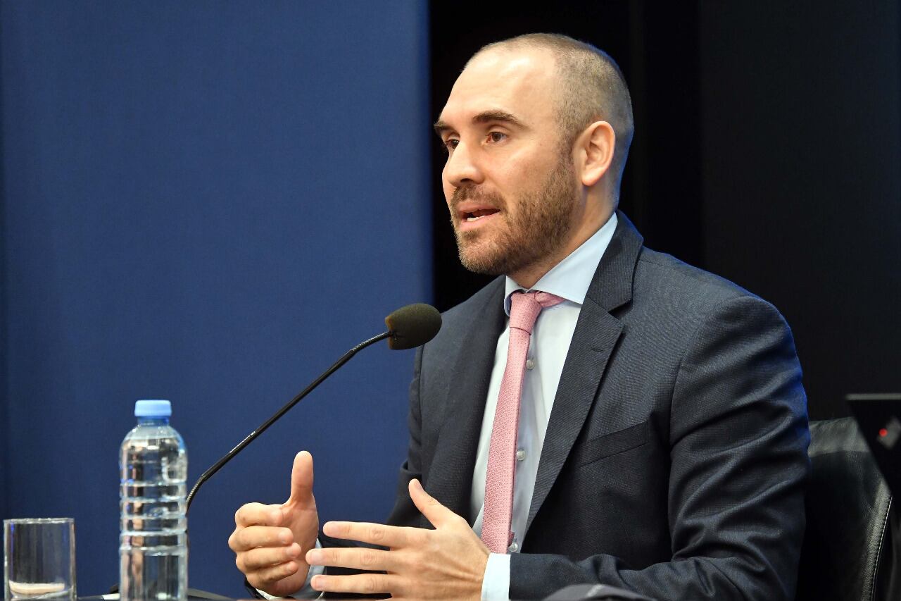 Guzmán busca fondear bonos a jubilados e informales con el nuevo impuesto.