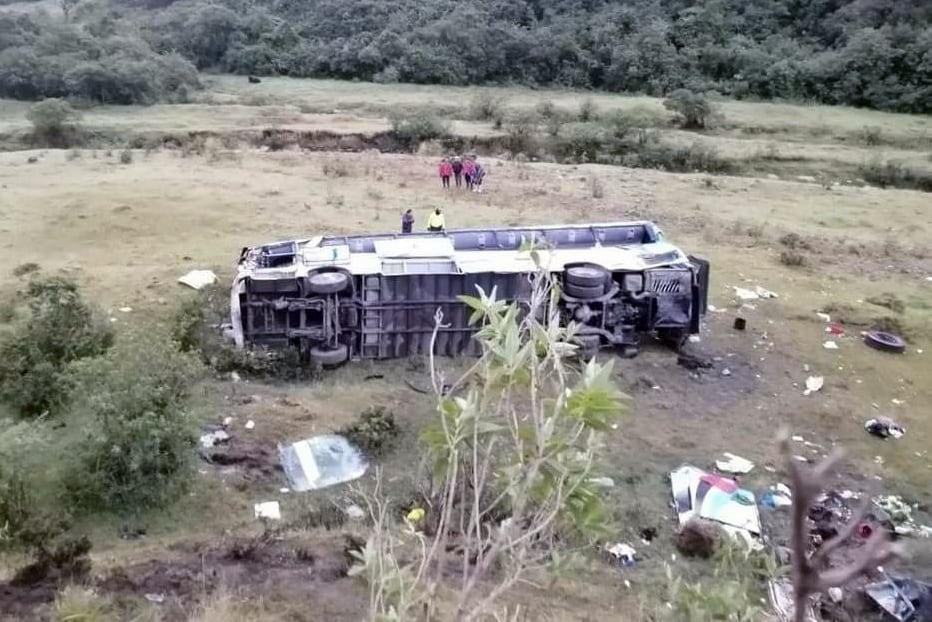 El micro que desbarrancó en una ruta de Ecuador