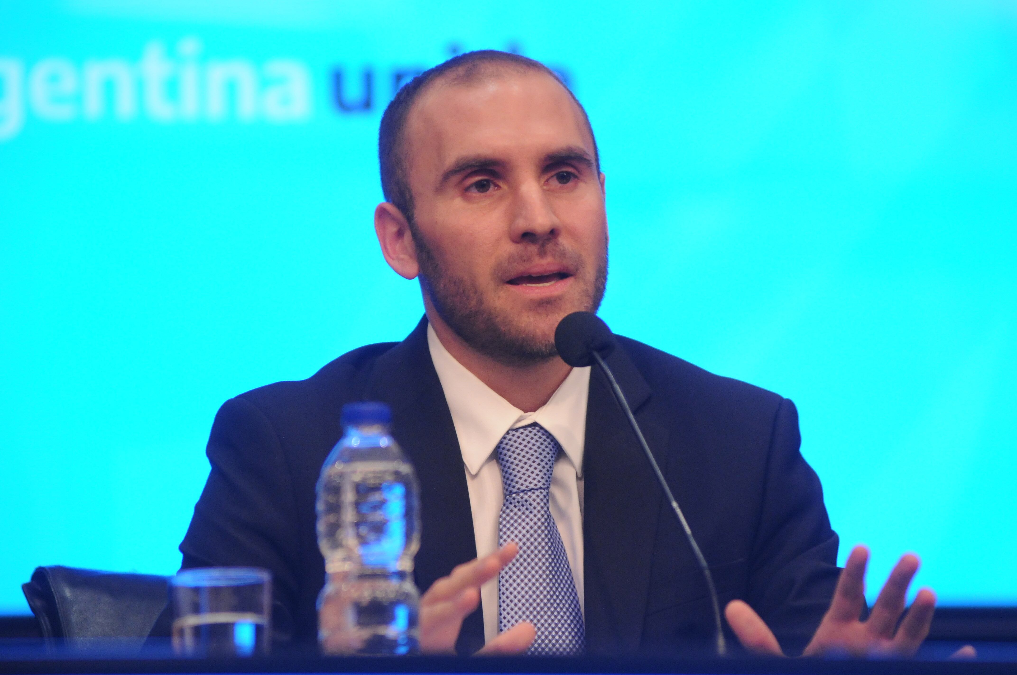 Martín Guzmán, ministro de Economía, empieza a pagar la deuda que dejó Cambiemos.