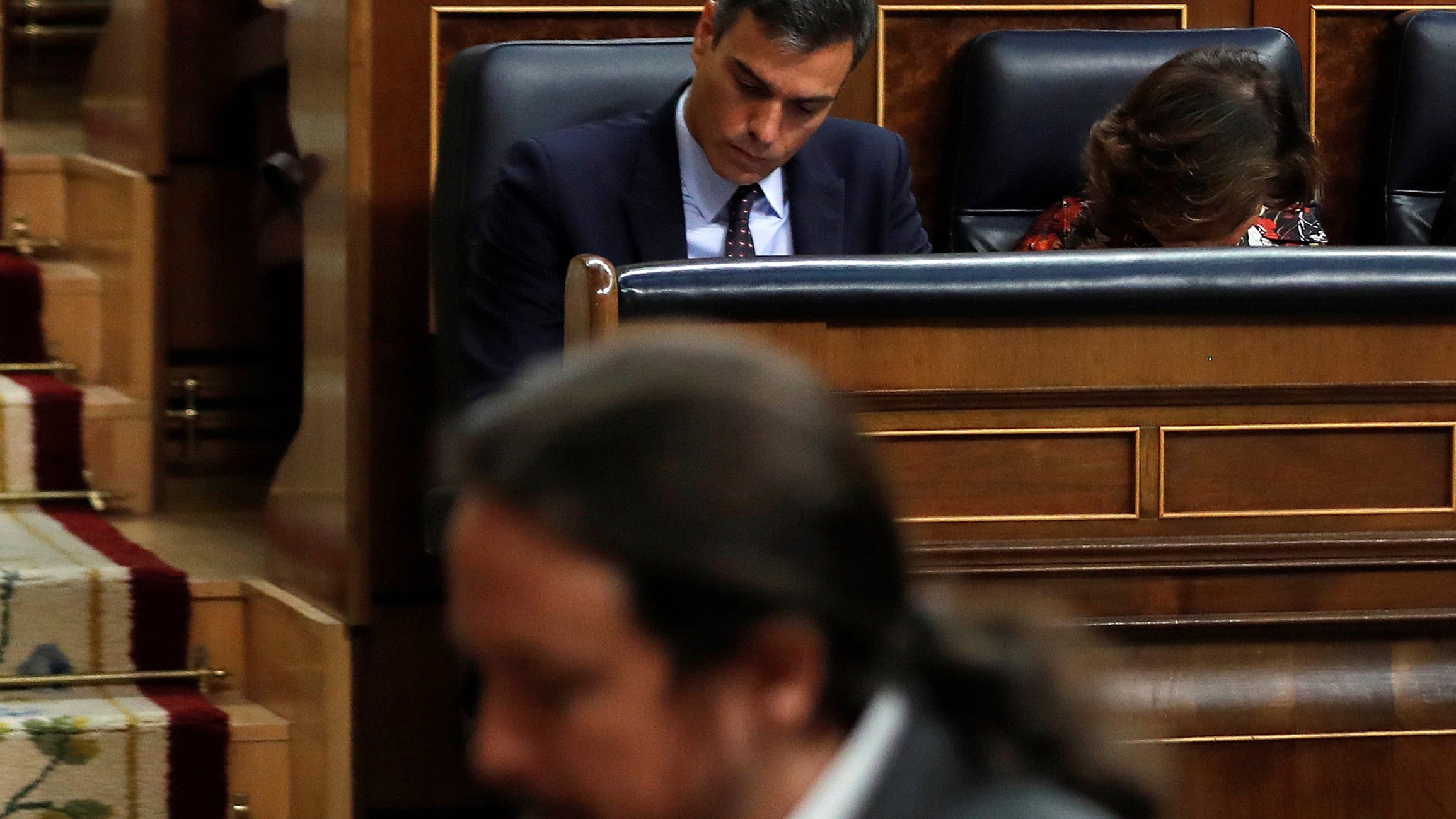 Iglesias (abajo), Sánchez (arriba) y el arte de no hacerse cargo del llamado a elecciones. 