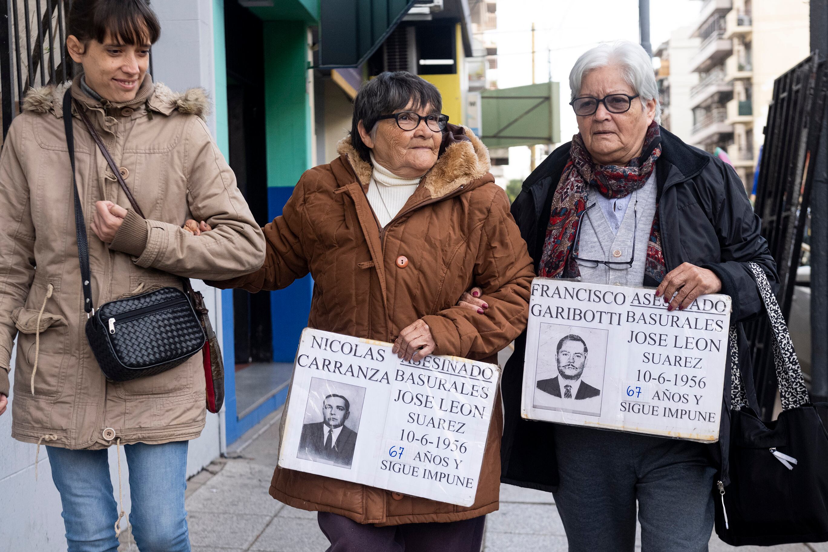 Delia Garibotti, hija de Francisco, y Berta Carranza, hija de Nicolás, en el Juzgado de San Martín.