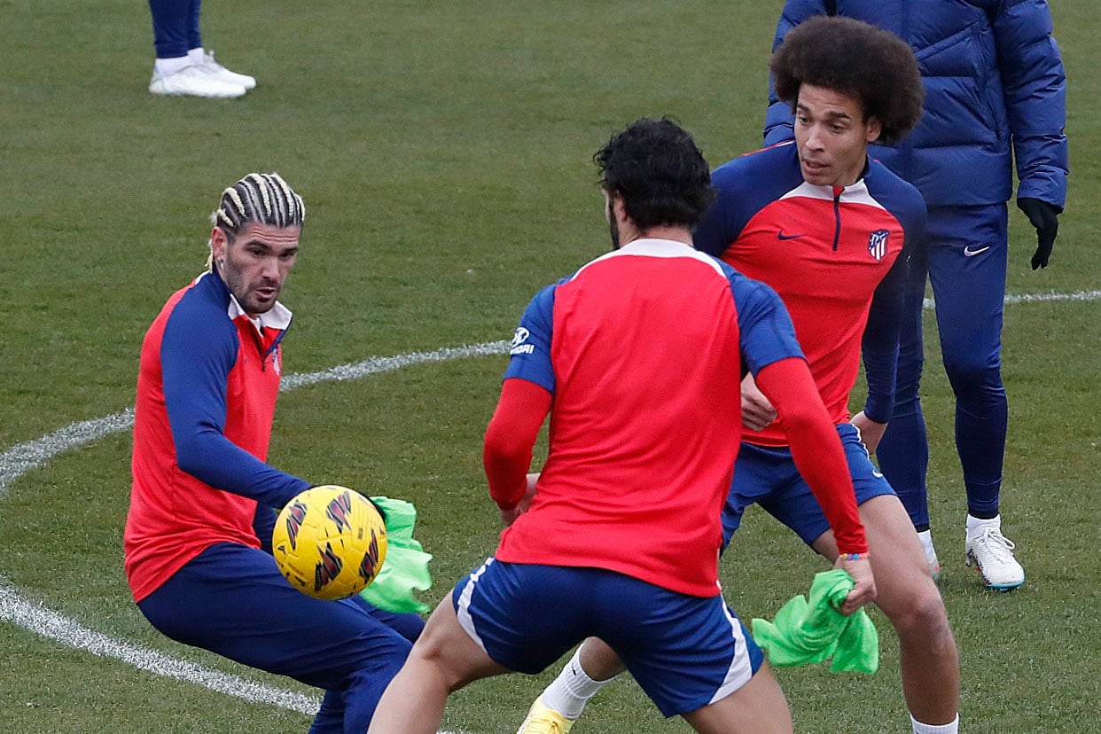 El campeón del mundo Rodrigo De Paul durante la práctica colchonera
