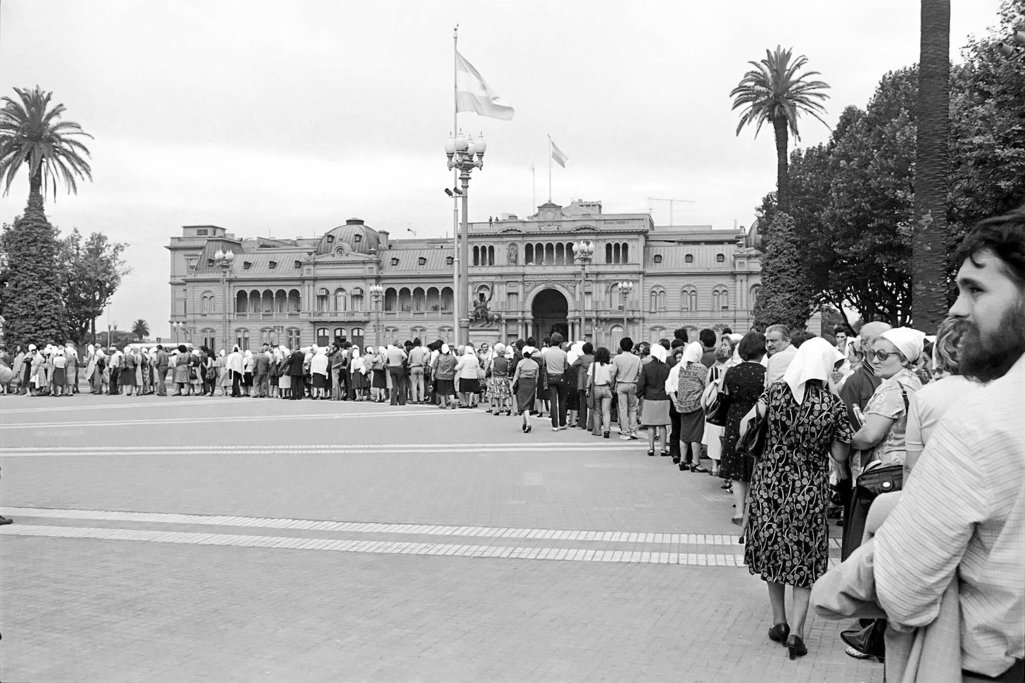 Las Madres de Plaza de Mayo comenzaron sus emblemáticas marchas el 30 de abril de 1977.