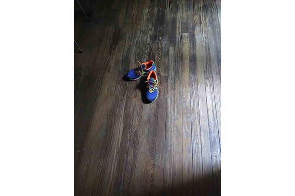 1) Zapatillas ociosas sobre un piso de madera. 2) Rossini se luce con su virtuosismo del oficio. 3) Sus fotos dan cuenta de un acecho, en el mejor sentido.