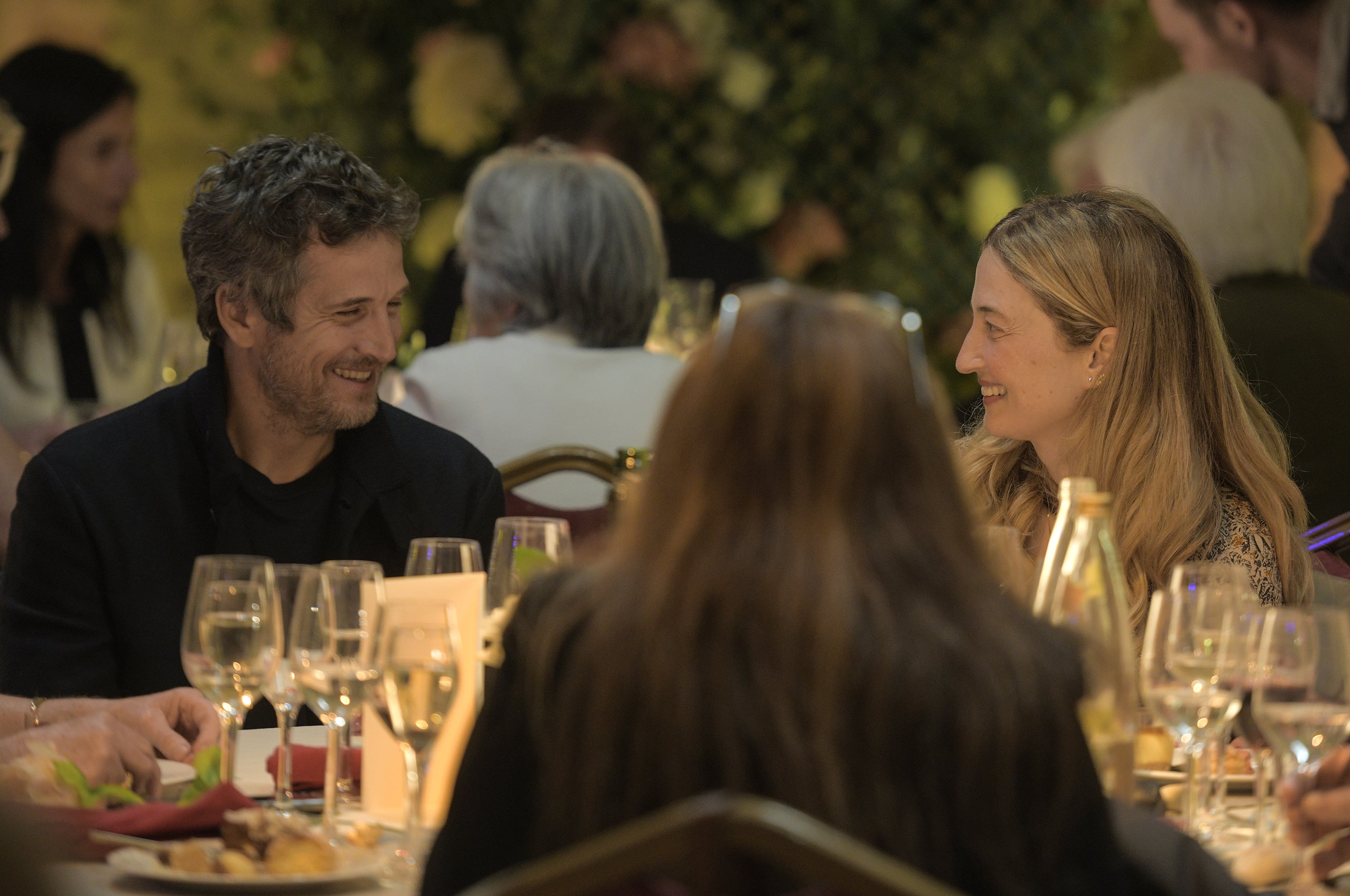 Lejos del melodrama y más aún del culebrón, el film avanza por carriles familiares pero, al mismo tiempo, se permite la deriva.