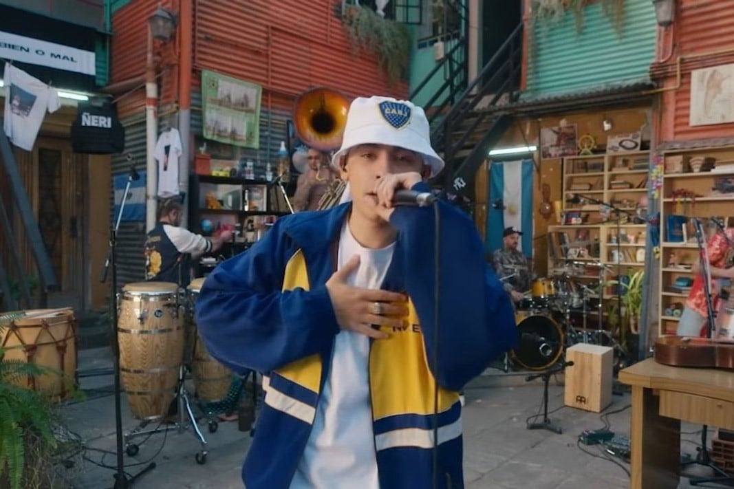 El "Tiny Desk Concert" de Trueno, grabado en La Boca. Imagen: captura de video.
