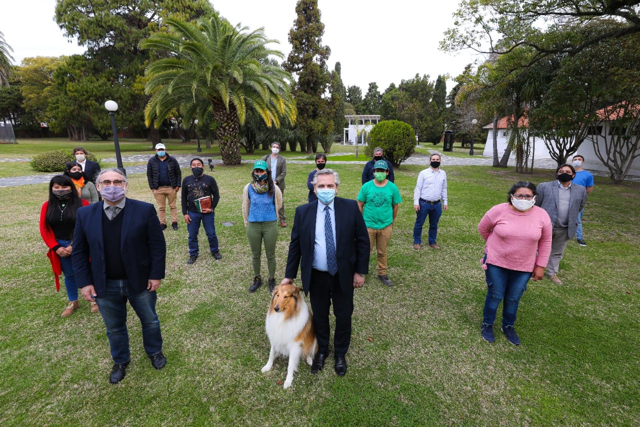 El Presidente, el ministro de Agricultura y pequeños productores.
