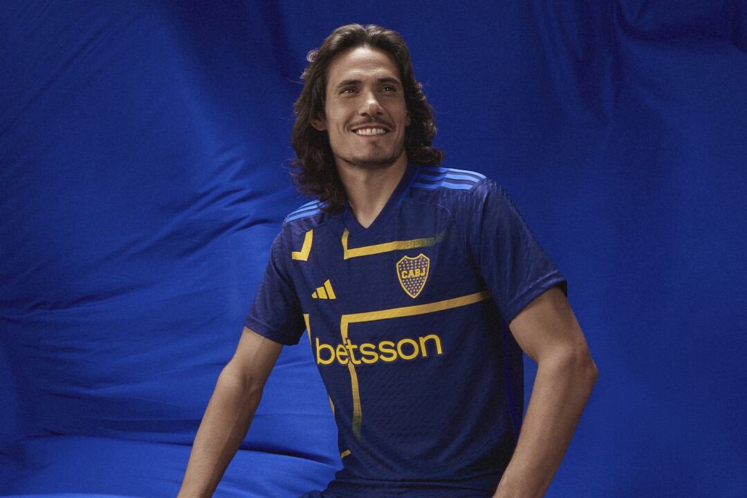 Cavani, luciendo la azul y oro en homenaje a los 119 años. Imagen: Boca Juniors.