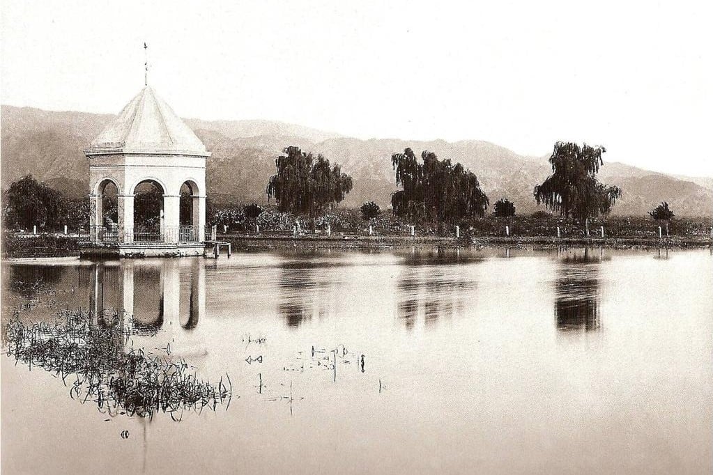 Kiosco de La Alameda, diseñado por Caravati. Actualmente existe una plaza.