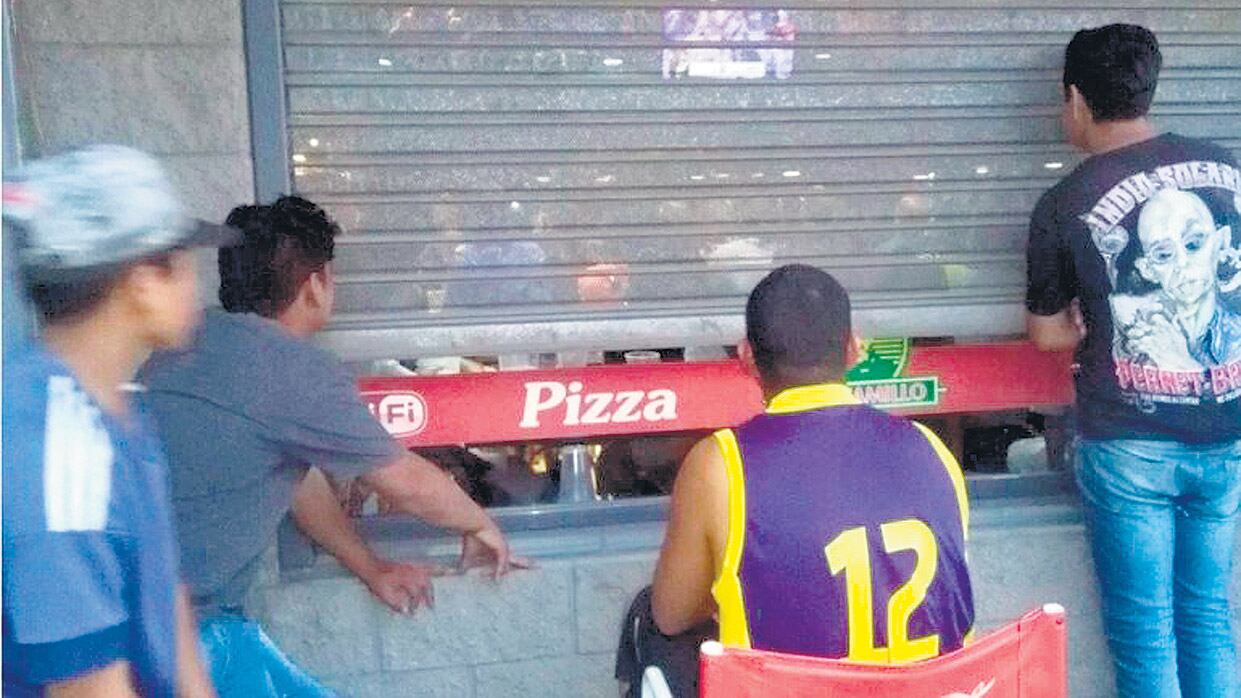 La ñata contra el vidrio para ver ahora los partidos de la Superliga argentina.