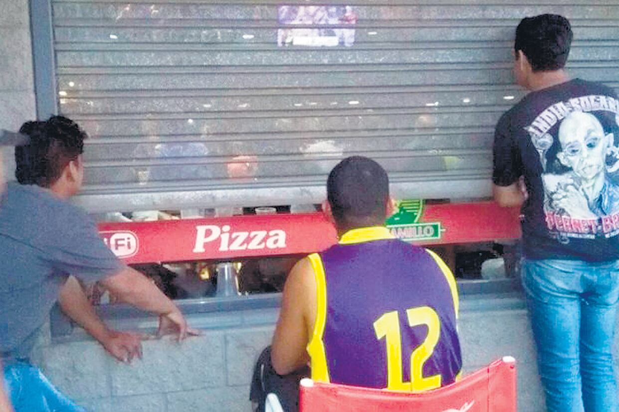 La ñata contra el vidrio para ver ahora los partidos de la Superliga argentina.