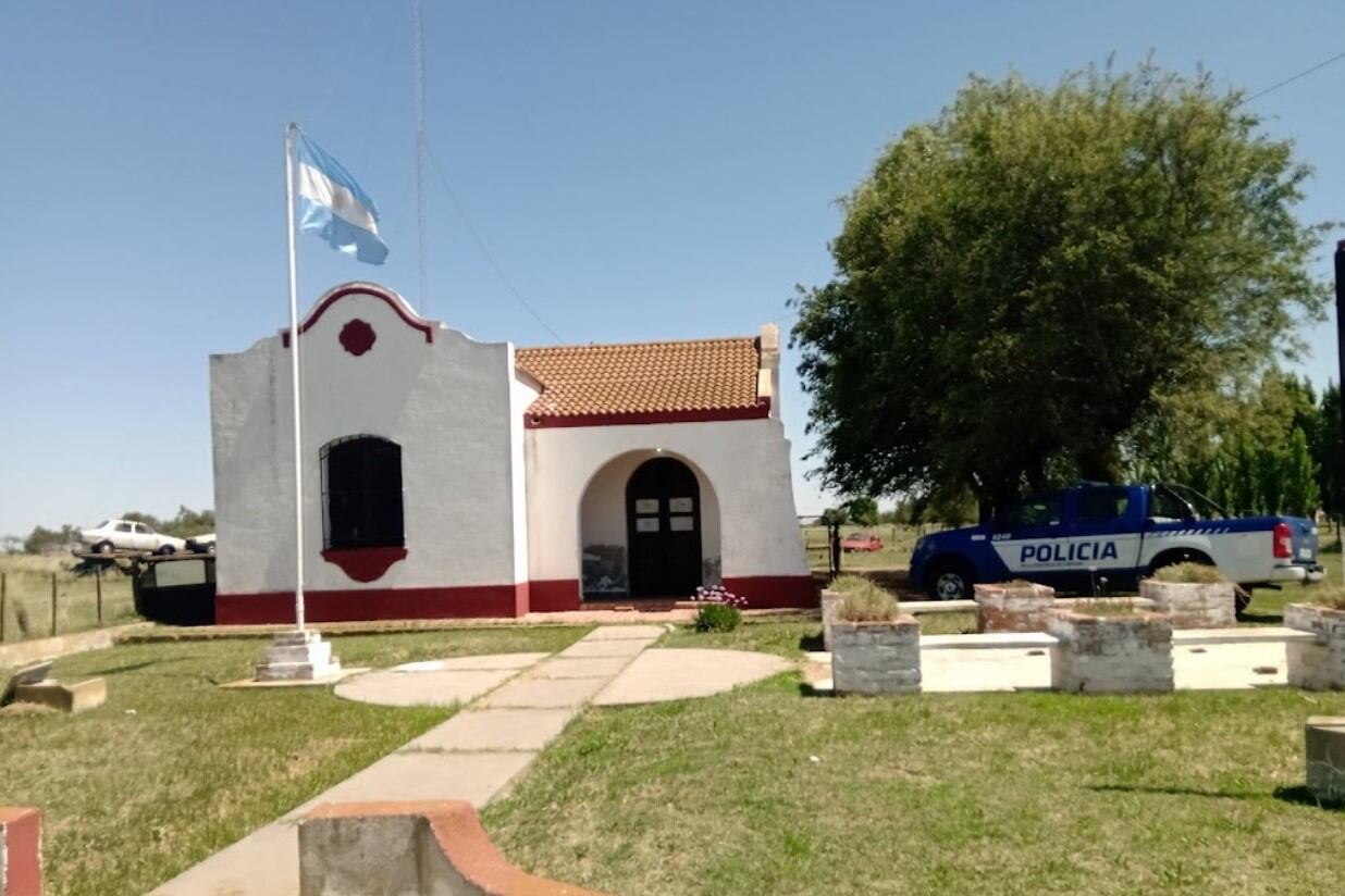 En el tranquilo centro de Nicolás Bruzzone hay una única escuela primaria, un puesto policial y un edificio comunal. Imagen: Google Maps.