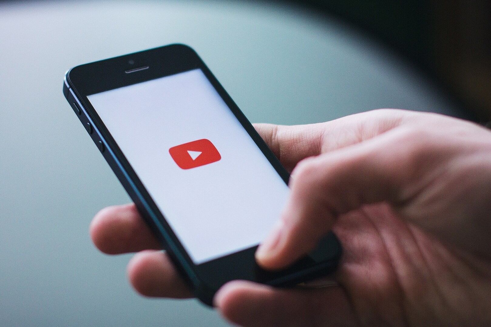 YouTube dará suscripciones pagas para que luego los canales repartan a espectadores de una transmisión en vivo.
