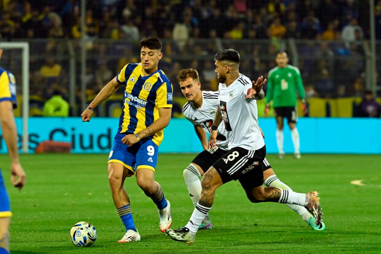 Veliz convirtií su primer gol luego de su regreso al club.