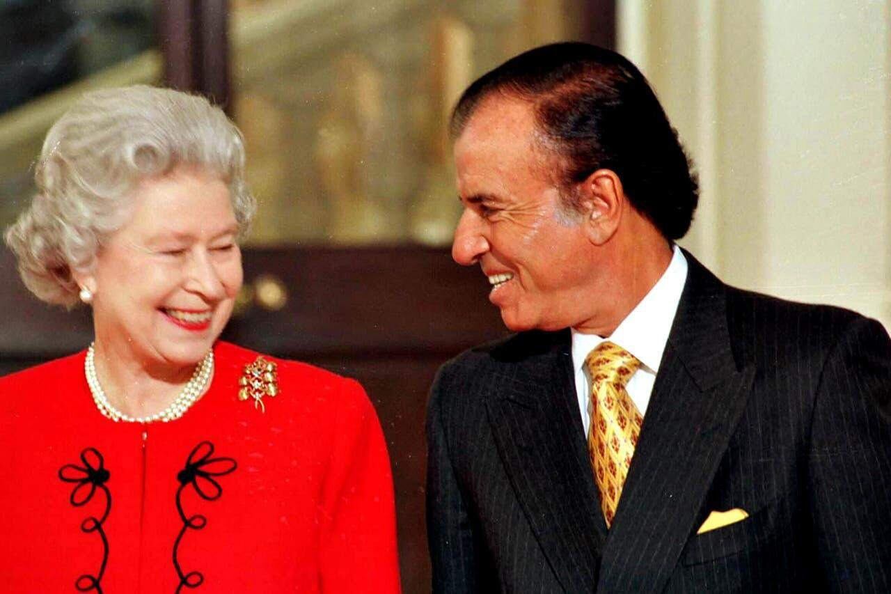 Isabel II junto a Carlos Menem en el Palacio de Buckingham, en 1998.