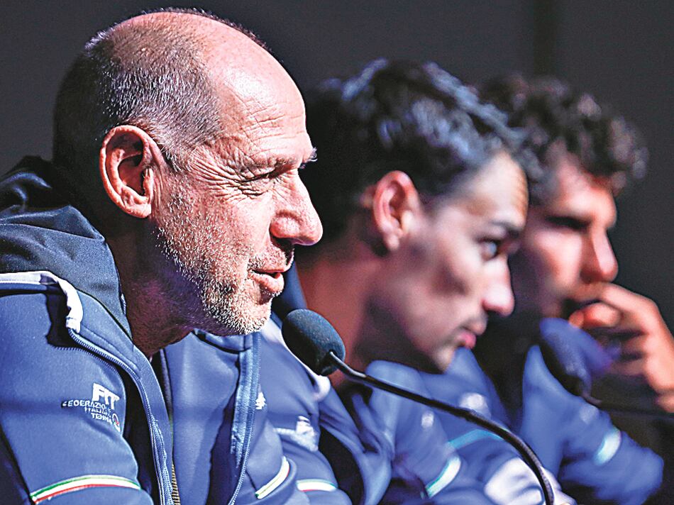 Corrado Barazzutti, capitán del equipo italiano. 