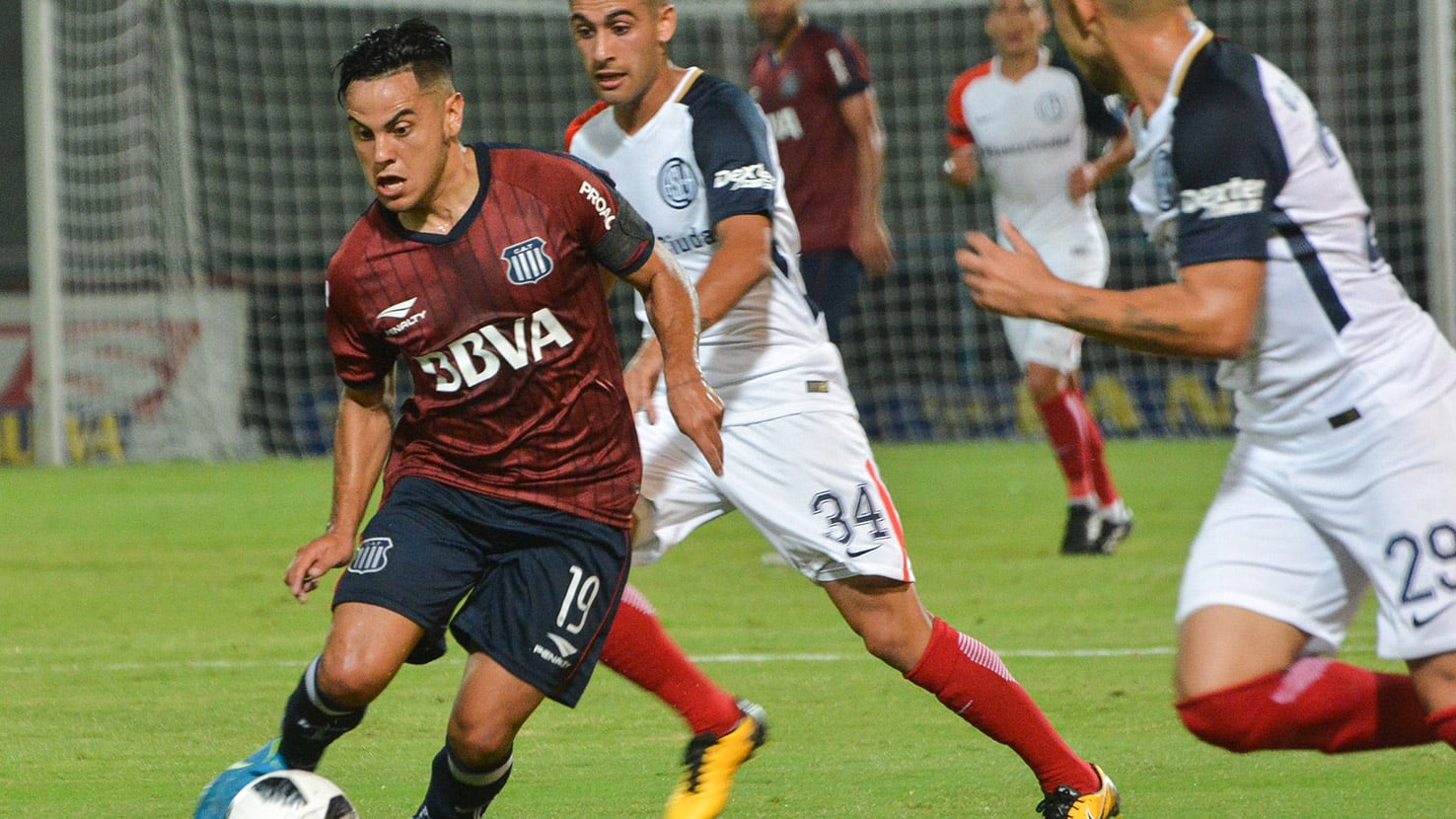 Ortiz lleva la pelota ante la presión de Salazar y Moyano.