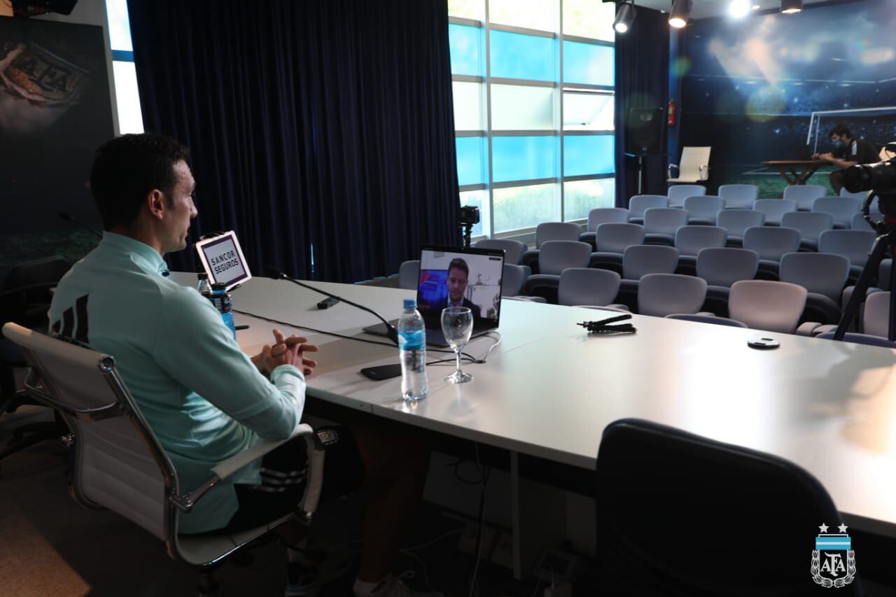 Lionel Scaloni durante la conferencia de prensa virtual.