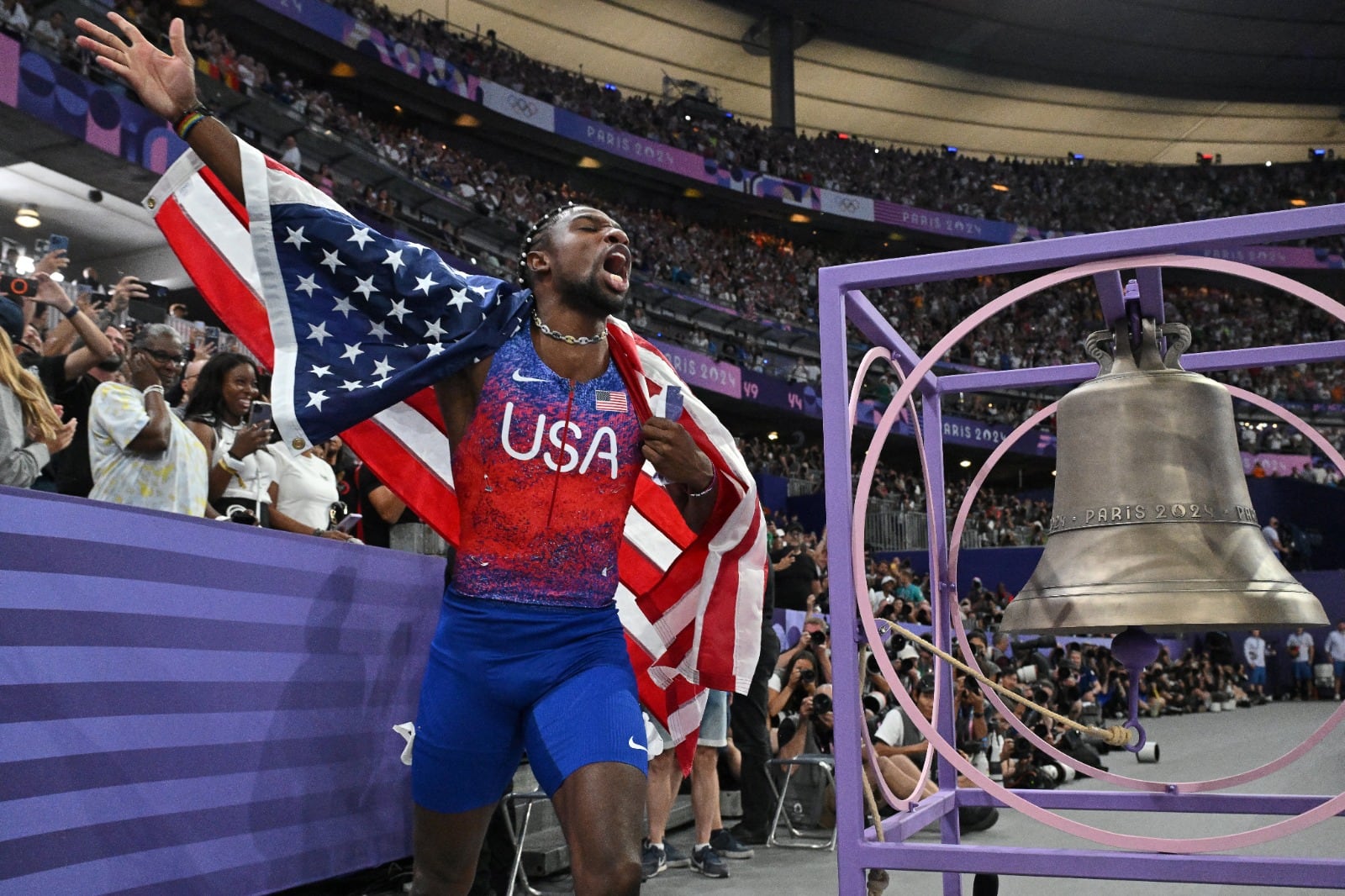 Noah Lyles toca la emblemática campana tras su coronación.