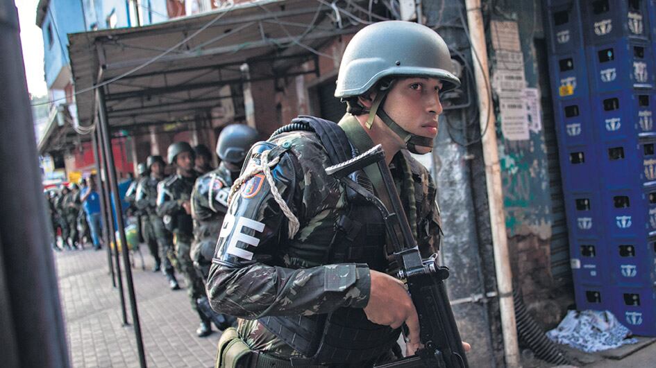 Policías brasileños toman parte de un operativo conjunto con el ejército en la Rocinha.