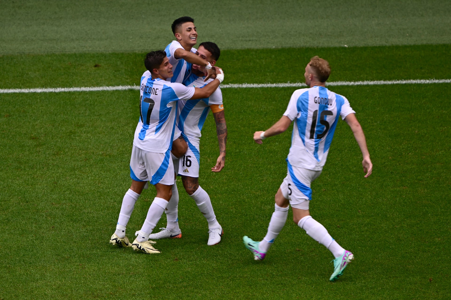 El festejo tras el gol de Almada.