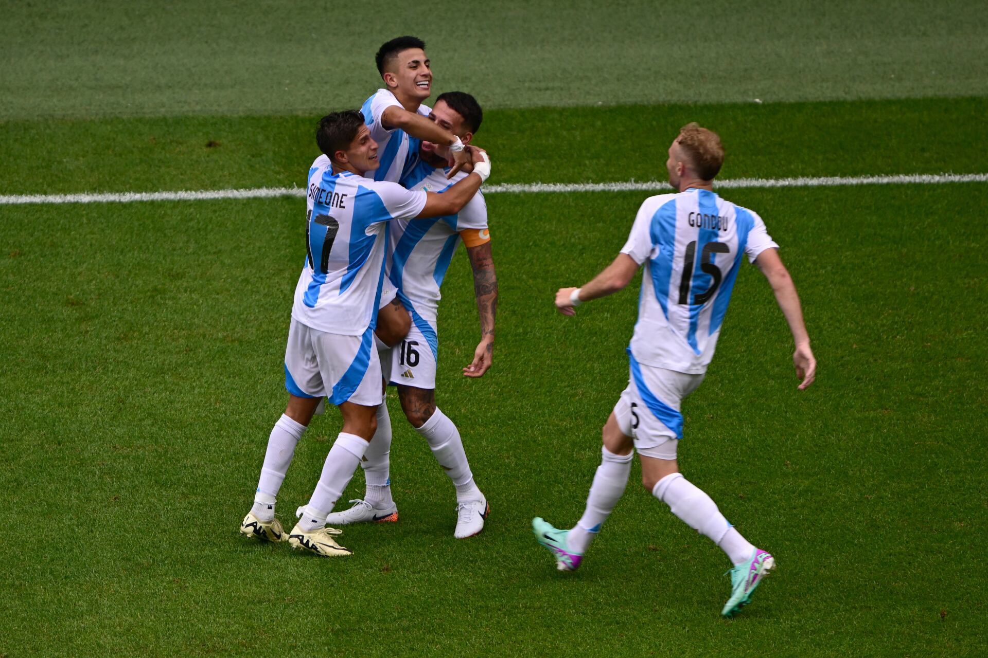 El festejo tras el gol de Almada.