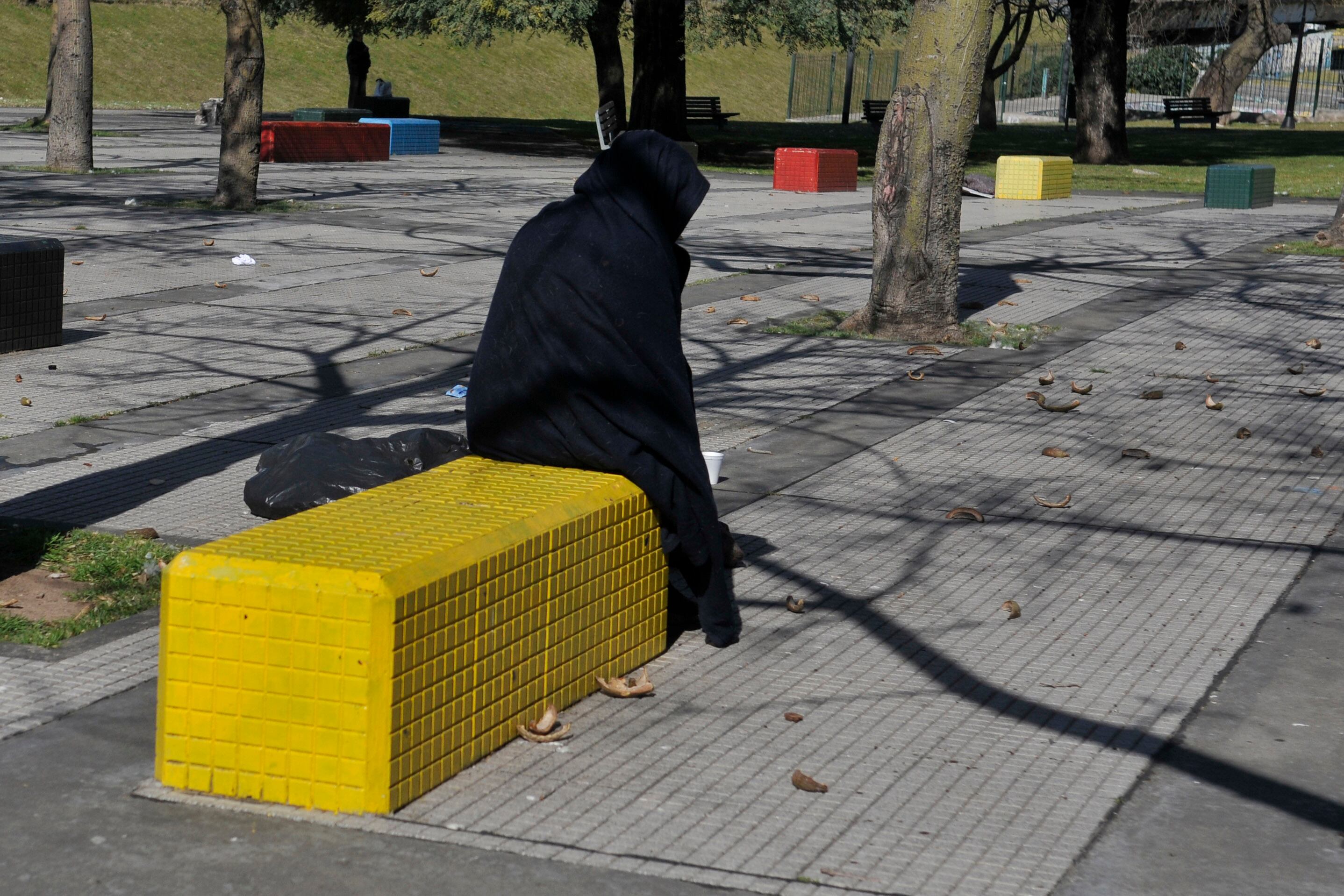 Plaza Gumersindo González, Barracas. Los sin techo temen contagiarse en los paradores oficiales.
