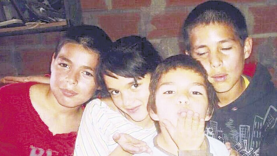 Kevin, en el medio, de siete años.