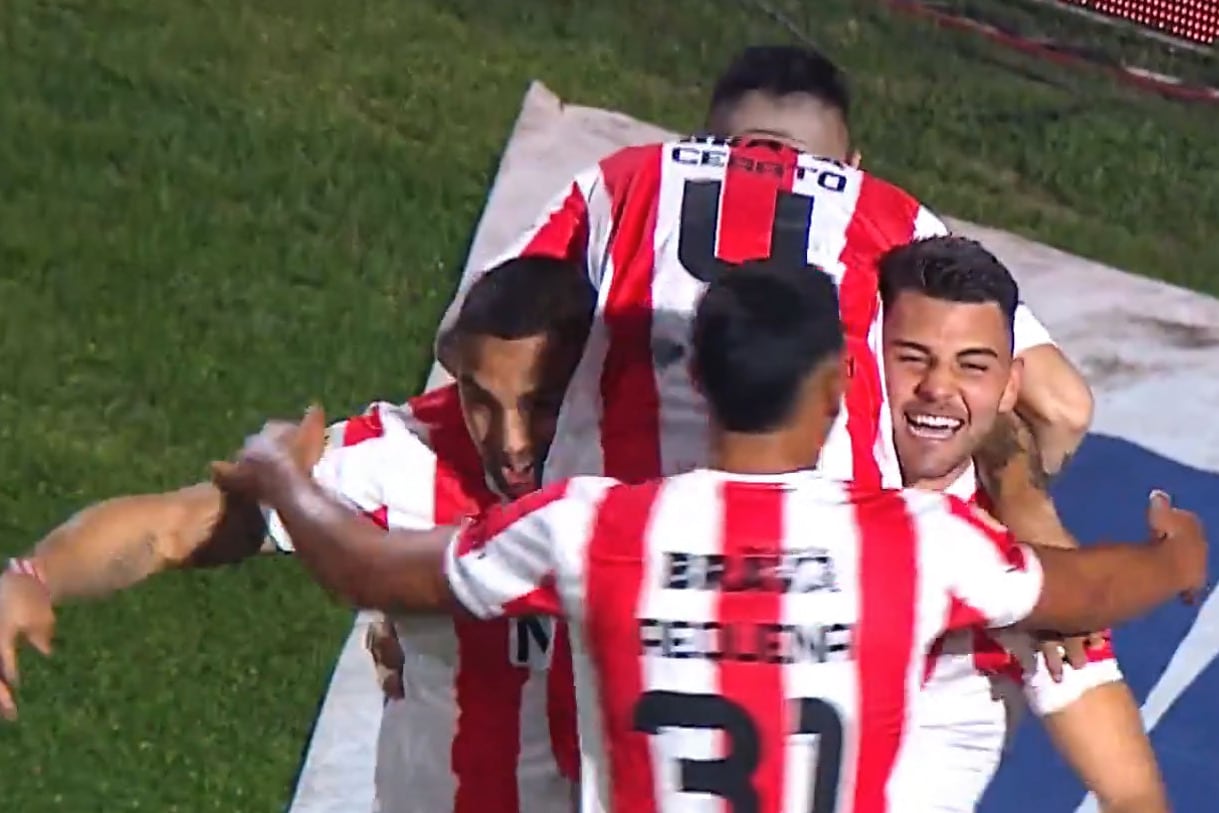 Los jugadores de Instituto de festejo