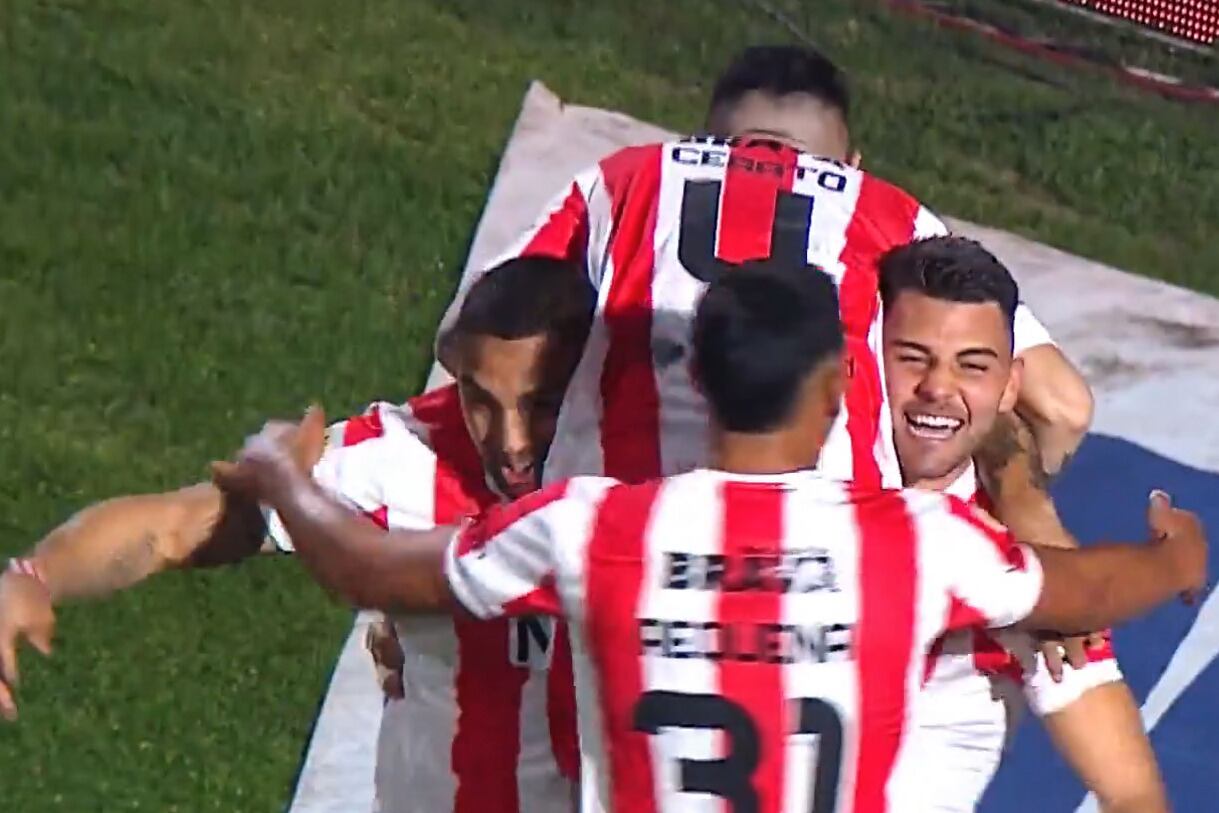 Los jugadores de Instituto de festejo