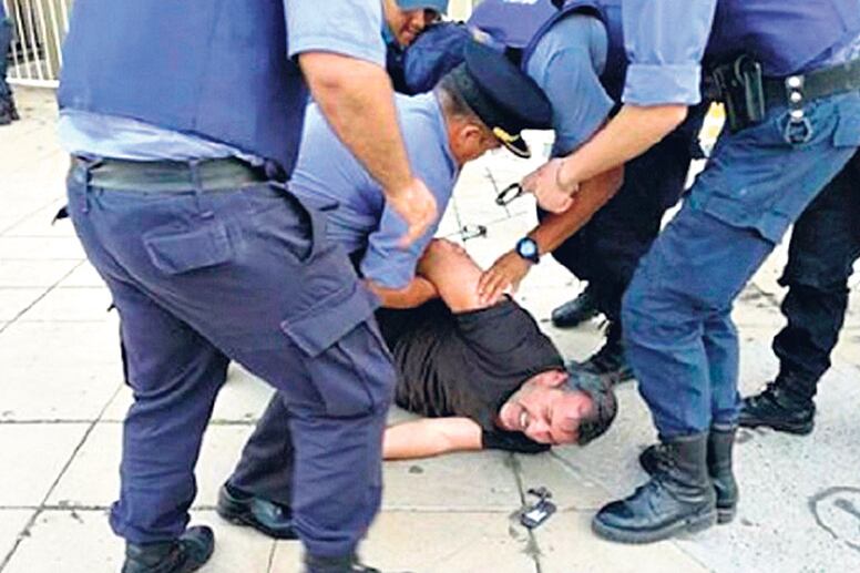 Aguiar fue arrestado por la policía a la mañana y estuvo detenido hasta última hora de la tarde.