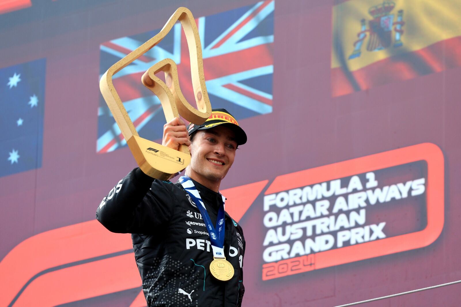 Russell festejó con su trofeo en el podio