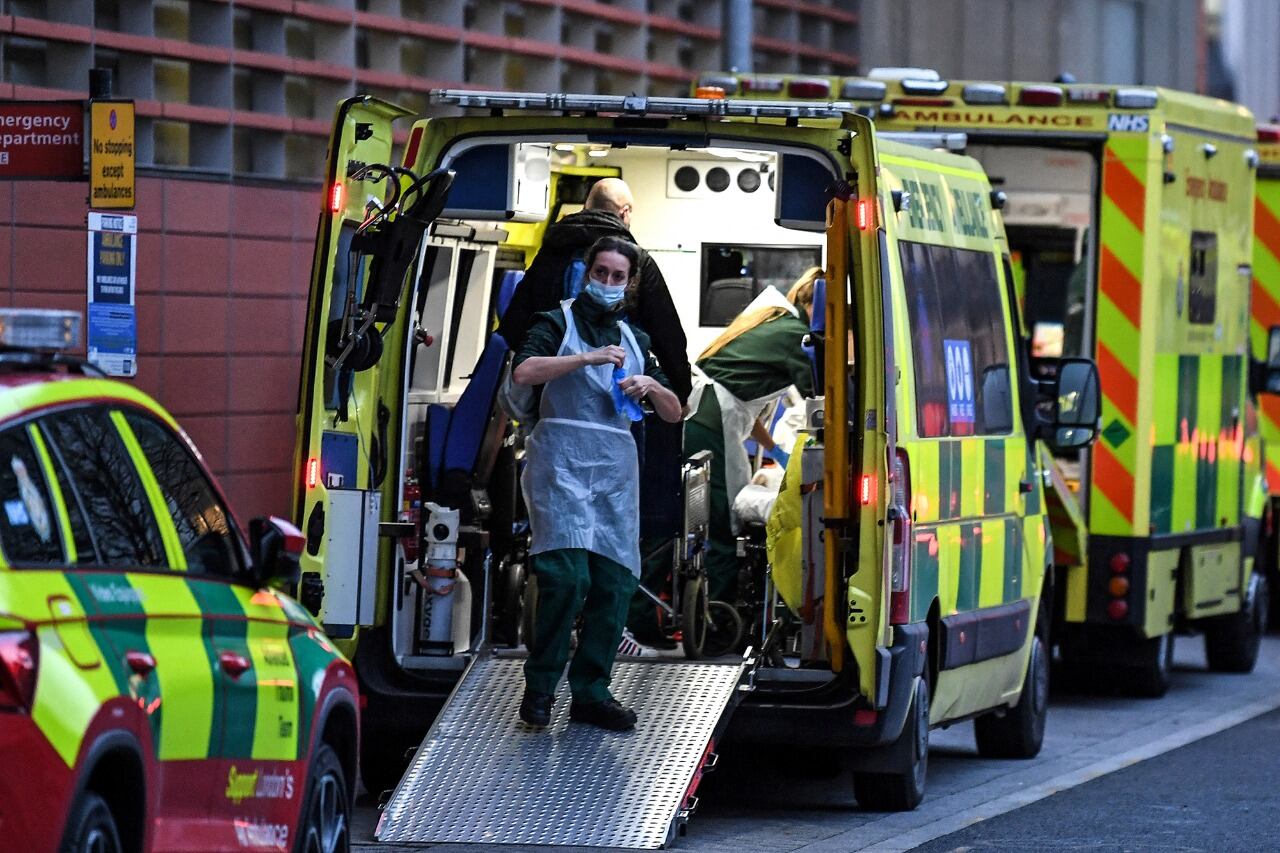 Paramédicos trabajan en una ambulancia frente al Royal Hospital de Londres, que recibirá médicos militares.
