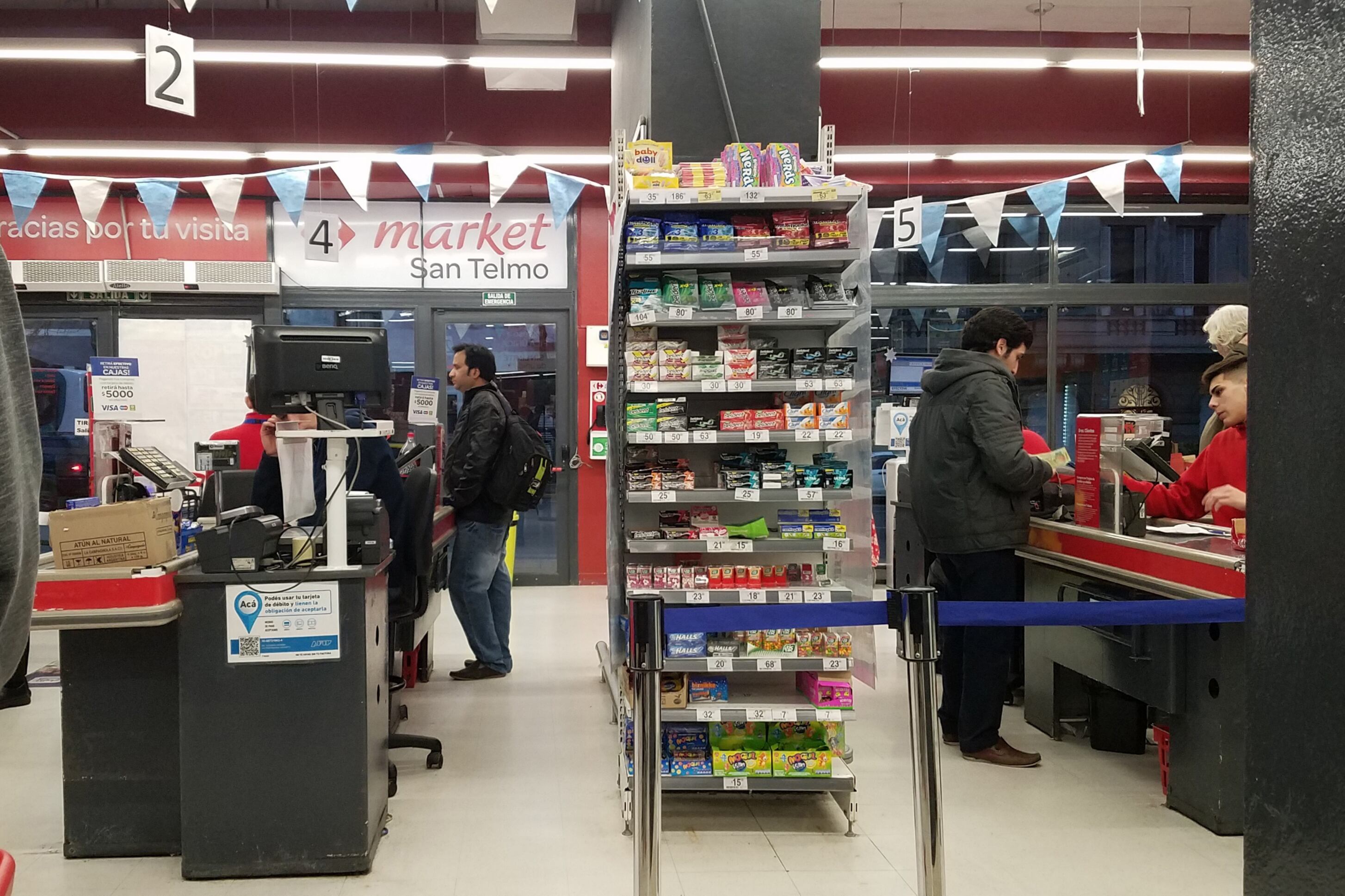 Los precios de bienes de consumo masivo siguen en alza, pese a la caída en la demanda.