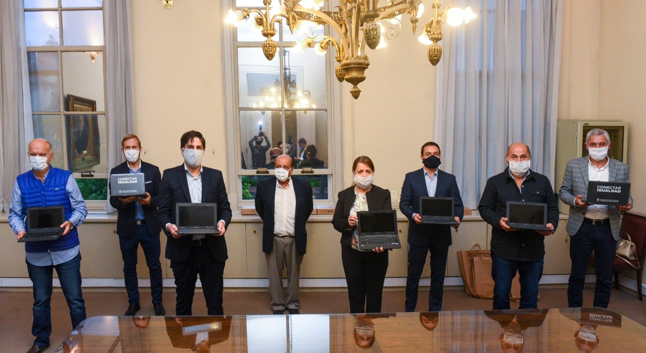 El ministro de Educación, Nicolás Trotta junto a los intendentes bonaerenses.