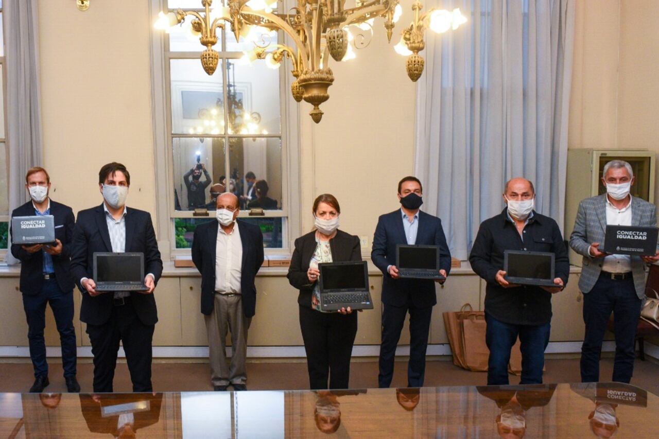 El ministro de Educación, Nicolás Trotta junto a los intendentes bonaerenses.