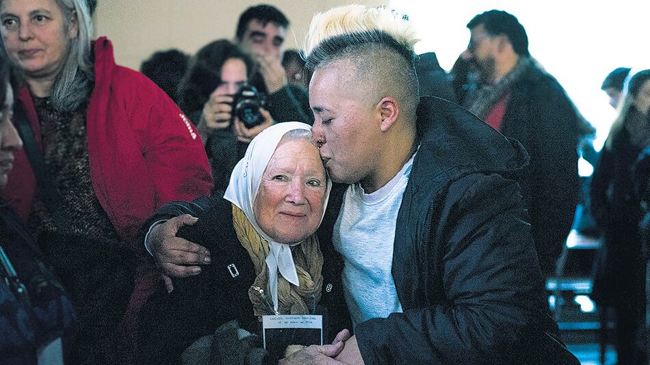 Say Sacayán, hermano de Diana, junto a Nora Cortiñas.