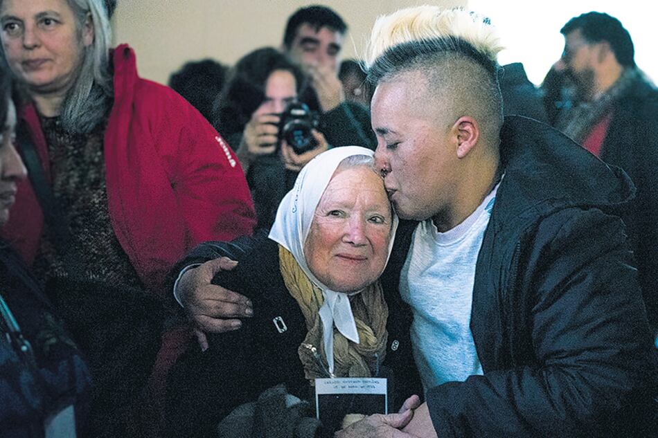 Say Sacayán, hermano de Diana, junto a Nora Cortiñas.