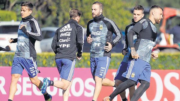Higuaín en una etapa que ya es pasado: en un entrenamiento de la Selección.