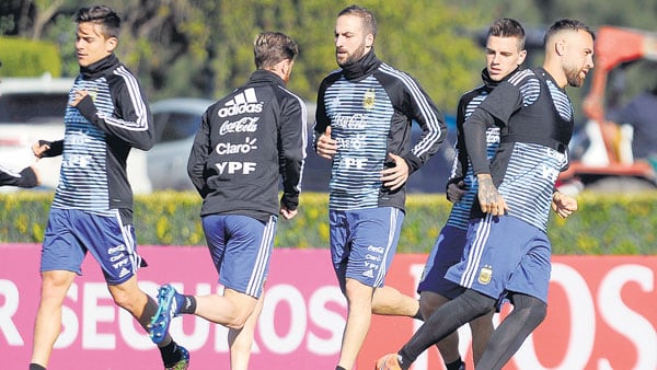 Higuaín en una etapa que ya es pasado: en un entrenamiento de la Selección.