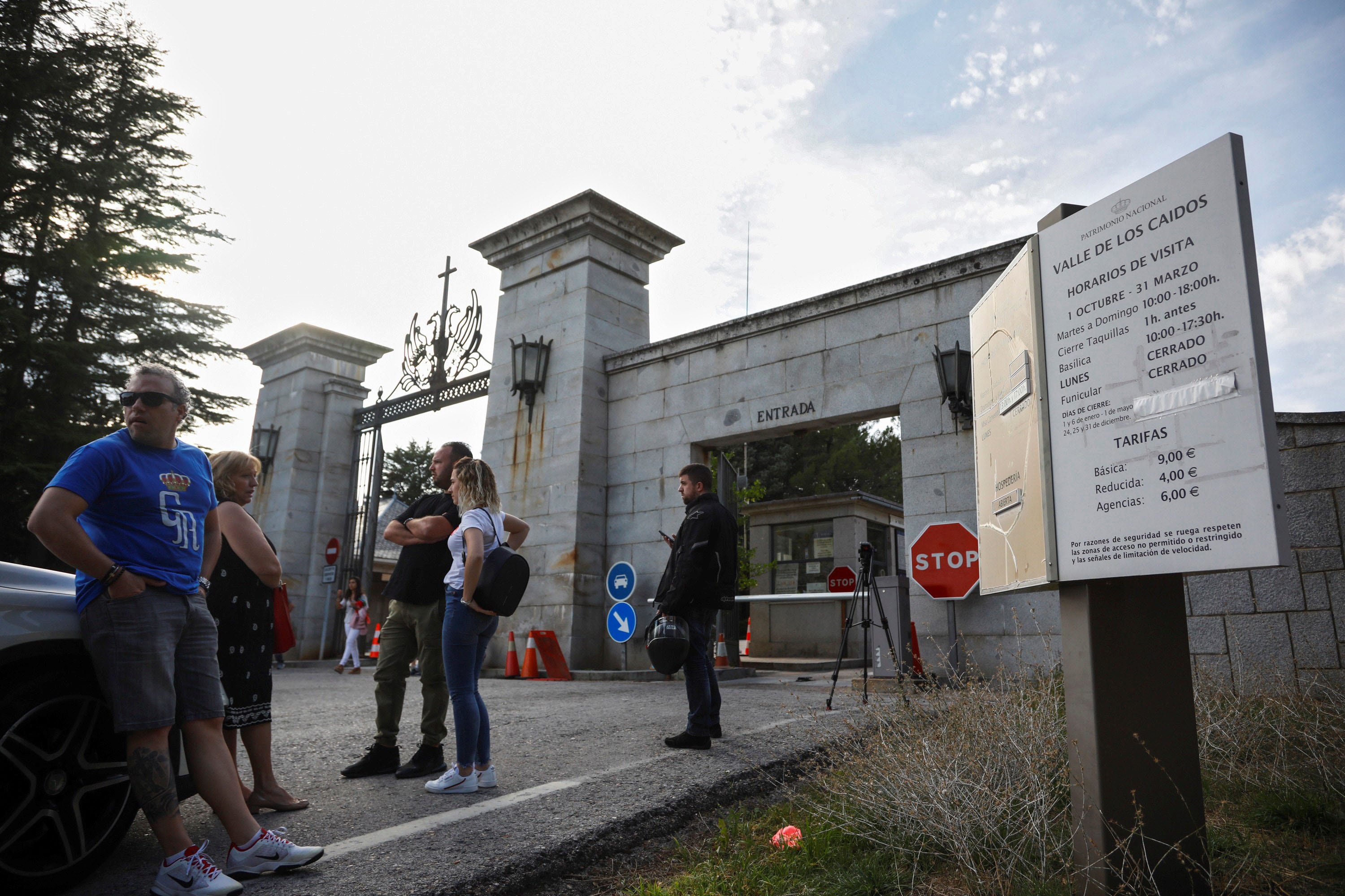 El Valle de los Caídos con el cartel de cierre.