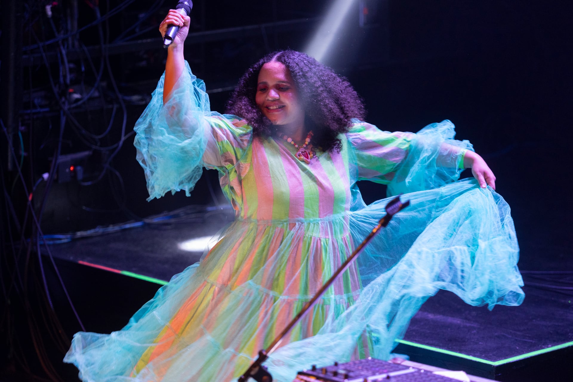 Lido introduce al público en la temática de sus canciones: "Para las maricas, sobre el amor propio y las madres solteras"