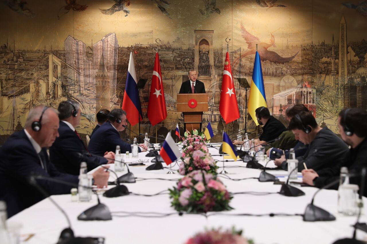 Erdogan le habla a la delegación rusa (izq.) y la ucraniana (der.) en Estambul.