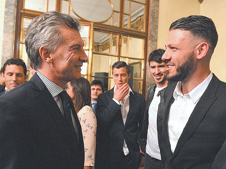 Mauricio Macri saluda a Martín Demichelis, actualmente en el Málaga, en el cóctel en la embajada.