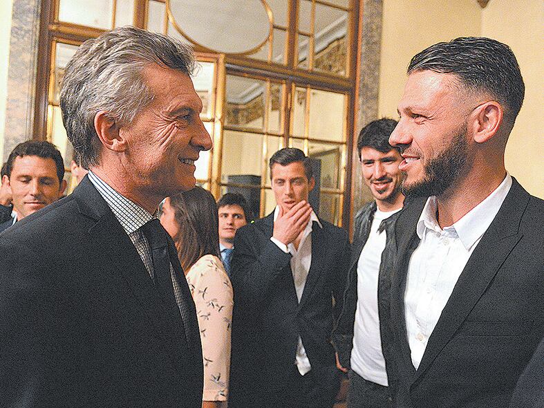 Mauricio Macri saluda a Martín Demichelis, actualmente en el Málaga, en el cóctel en la embajada.