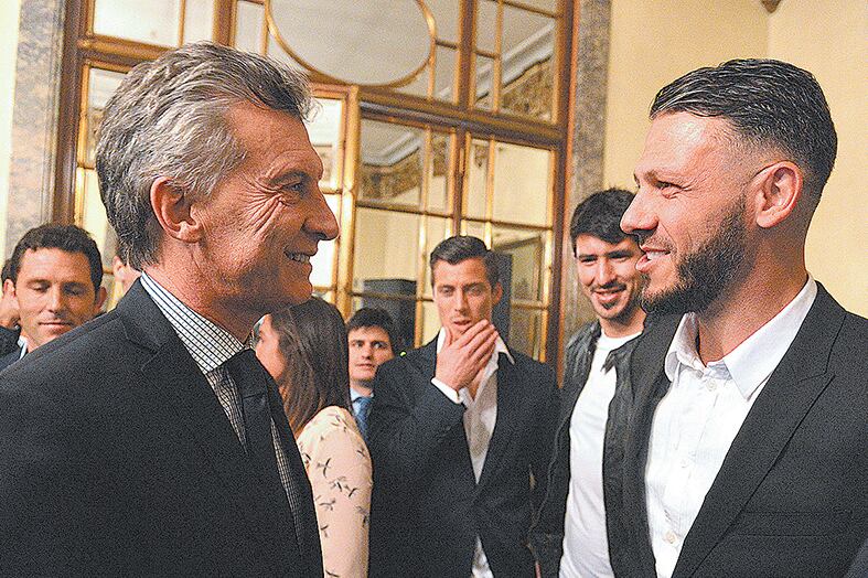 Mauricio Macri saluda a Martín Demichelis, actualmente en el Málaga, en el cóctel en la embajada.
